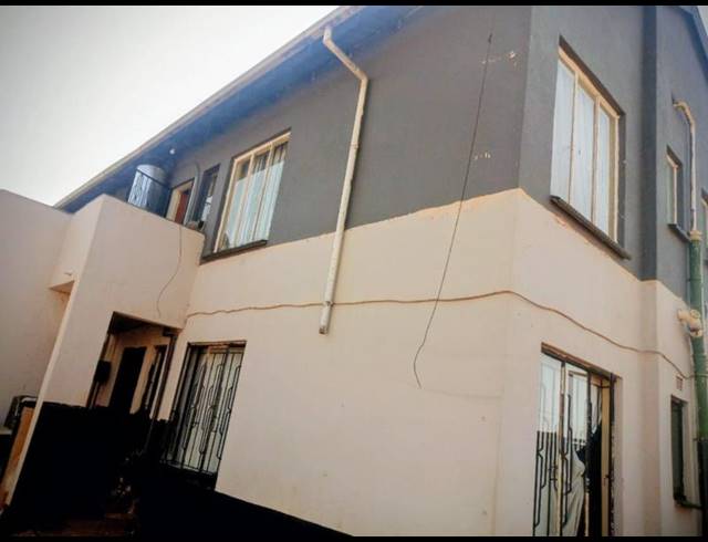 2 BEDROOM TOWNHOUSE FOR SALE IN PROTEA GLEN
